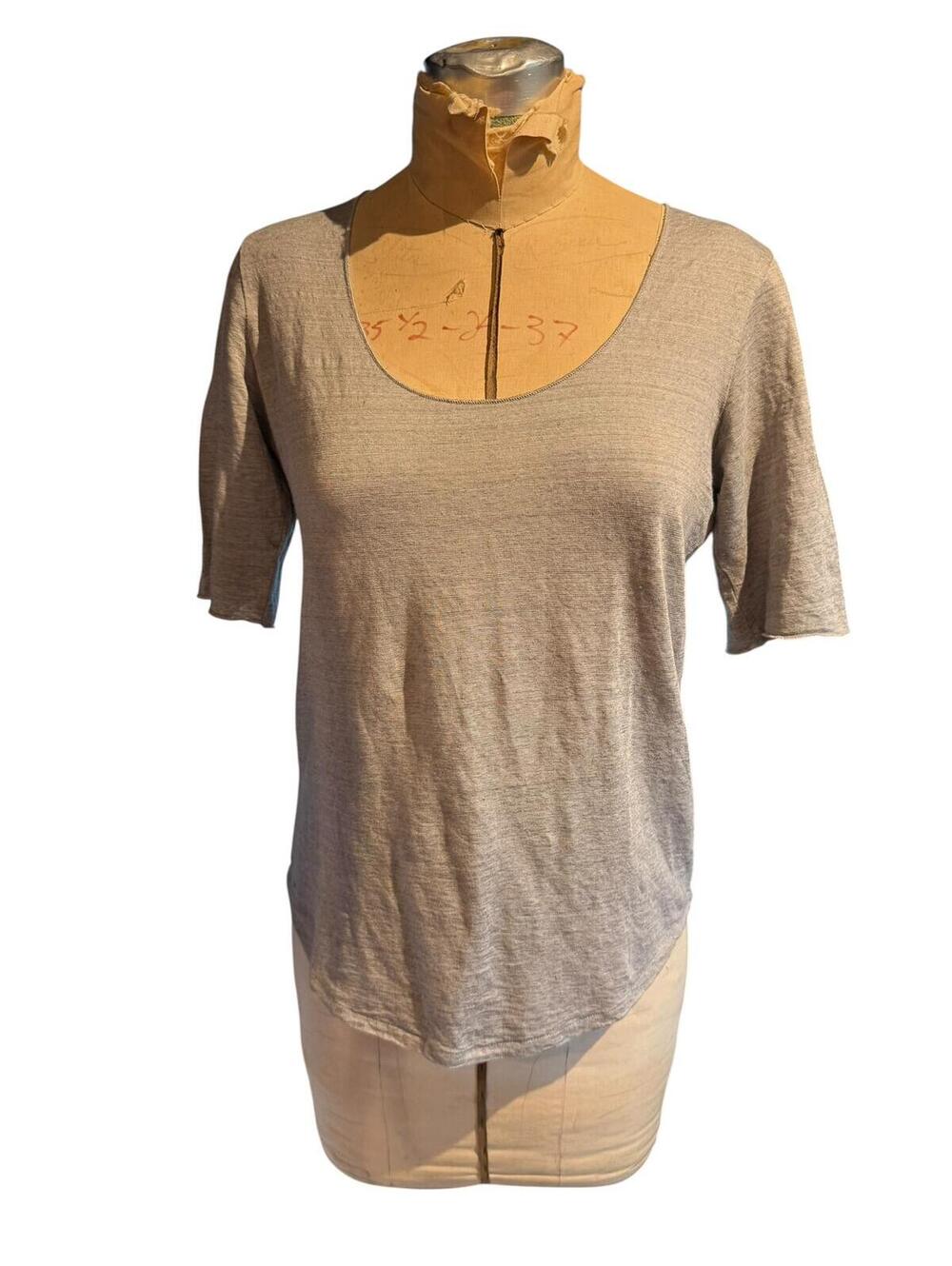 Neiman Marcus Basic Beige Short Sleeve Scoop Neck Top